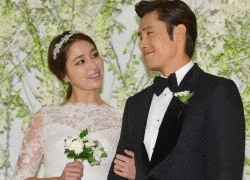 Lee Byung Hun hạnh phúc hôn vợ trong ngày cưới