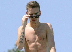 Liam (One Direction) cởi áo khoe thân trên ban công