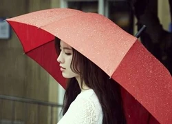 Lim Kim lãng mạn dưới mưa trong "Rain"