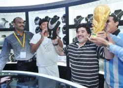 Maradona: "Cậu bé vàng" bán... vàng