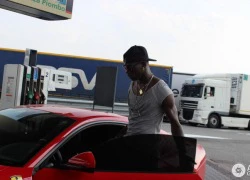 Mario Balotelli &#8216;khoe&#8217; siêu xe Ferrari F12berlinetta tuyệt đẹp