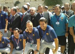 Messi, Xavi, Iniesta và Neymar hí hửng đội mũ kippah