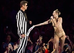 Miley Cyrus bị 'ném đá' dữ dội vì màn trình diễn phản cảm