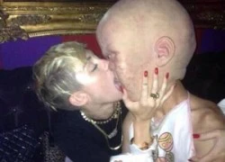 Miley Cyrus khóa môi người đeo mặt nạ