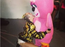 Miley Cyrus khoe ảnh liếm gấu bông khổng lồ