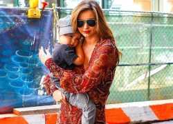 Miranda Kerr mặc lộng lẫy bế con trai dạo phố