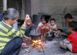 Nghẹn lòng 5 đứa trẻ thơ sống "lay lắt" vì cha chết, mẹ điên khờ