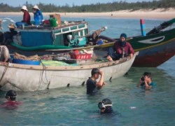 Ngư dân nhốn nháo trục vớt cổ vật tại nghĩa địa tàu cổ