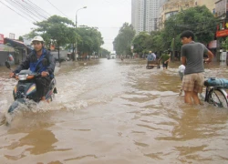 Ôtô cảnh sát chở xe máy qua đường ngập