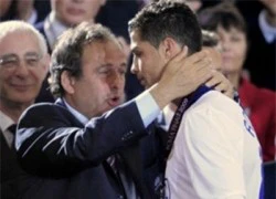 Platini &#8220;sôi máu&#8221; vì bị Ronaldo chơi đểu