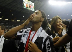 Ronaldinho thổ lộ về lần đầu tiên làm &#8220;chuyện ấy&#8221;