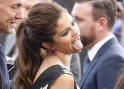 Selena Gomez bắt chước Miley Cyrus lè lưỡi trên thảm đỏ