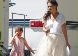 Suri Cruise nhăn nhó khóc lóc bám váy mẹ