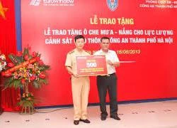 Tặng 500 chiếc ô cho CSGT CATP Hà Nội