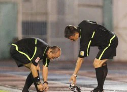 Trọng tài V-League dừng trận đấu để thay giày