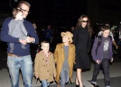 Victoria Beckham đi trực thăng đến trường con trai