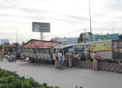 Xe tải biến dạng, cầu vượt tê liệt vì... tài xế ngủ gật