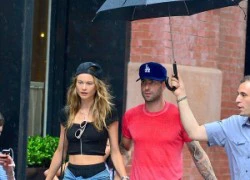 Adam Levine nắm tay hôn thê tình tứ dưới mưa