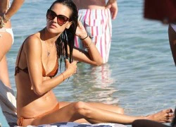 Alessandra Ambrosio khoe vóc dáng đẹp nuột nà