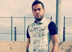 Alves bị chê ăn mặc quá lố