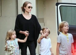 Angelina Jolie dắt các con đi chơi bowling