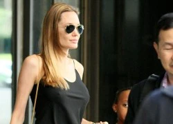 Angelina Jolie lộ ngực đầy không áo lót