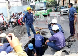 Ảnh tuần qua: Người công nhân vét cống và mức lương 2,6 tỷ đồng