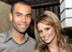 Ashley Cole SAO Chelsea chính thức mồ côi vợ