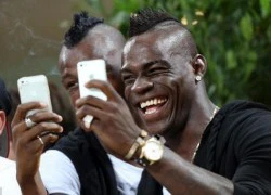 Balotelli &#8220;nhăn nhở&#8221; khoe iPhone cùng đám chiến hữu