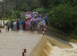 Bão tan, phát hiện 1 thi thể trôi sông