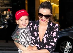 Bé Flynn cười tít mắt bên mẹ Miranda Kerr