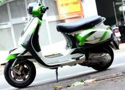 Bộ đôi Vespa độ lạ mắt với màu xanh xe đua MotoGP