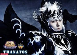 Cosplay Thanatos trong Áo Giáp Vàng