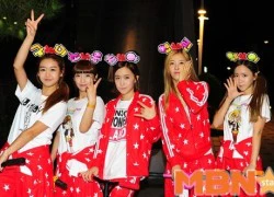 Crayon Pop tháo mũ bảo hiểm, đội bảng tên trên đầu