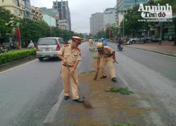 CSGT quét dọn "tử thần" trên đường Nguyễn Văn Cừ