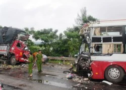 "Cứu mọi người trước rồi hãy đưa tôi ra khỏi vô lăng..."