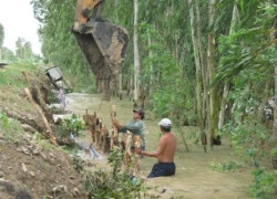 ĐBSCL: Lốc xoáy tiếp tục tàn phá, lũ vượt mức báo động 2