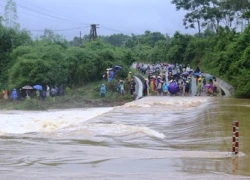 Đi xe máy qua đập tràn, hai thanh niên bị lũ cuốn trôi 5km