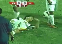 Fan Việt Nam bức xúc với clip đá bóng kiểu &#8220;con nhà võ&#8221; của U19 Indonesia