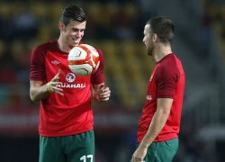 Gareth Bale "hết hồn" khi bị fan cuồng bủa vây