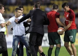 Gareth Bale xô đẩy fan hâm mộ trên sân