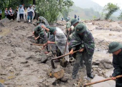 Giây phút "đối diện" cơn lũ quét kinh hoàng