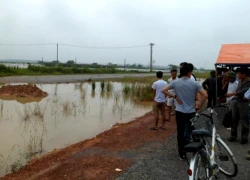 Hai cháu bé chết đuối dưới hố công trình cầu Nhật Tân