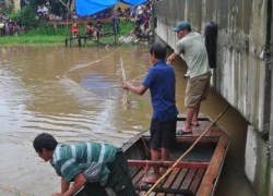 Hàng chục người dùng lưới vớt thi thể nữ sinh tự tử