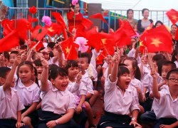 Học trò khuyết tật hát quốc ca... bằng tay