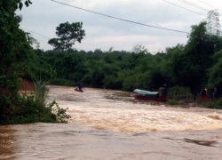 Huy động 10 thuyền tìm kiếm 5 nạn nhân trên ô tô bị nước nhấn chìm