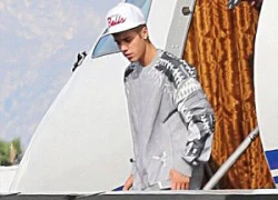 Justin Bieber bị tố &#8220;phê thuốc&#8221; trên máy bay