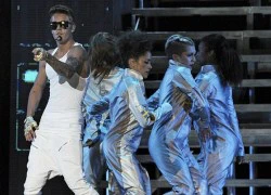 Justin Bieber nhảy đến... tụt quần, One Direction muối mặt vì ngã dập mông