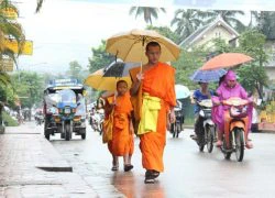 Lào khó quên: Đã chuyện ăn, vui chuyện sắm