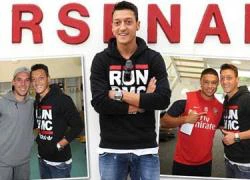 Mesut Oezil chụp ảnh &#8220;cực kute&#8221; cùng đồng đội trẻ Ox-Chamberlain